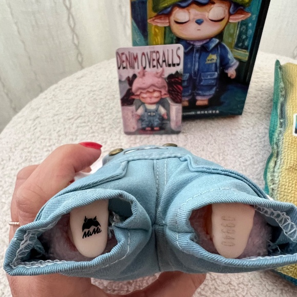 Heyone MIMI Citywalk Series – “Denim Overalls” Figure Pendant - Picture 4 of 8